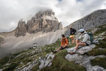 Un uomo e due donne camminano nelle Dolomiti di Sesto