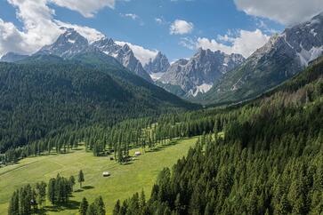 Prati alpini circondati dalle Dolomiti