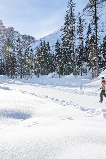 Due donne camminano nella neve