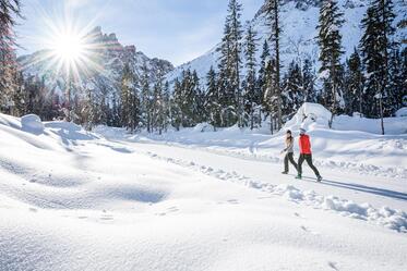 Due donne camminano nella neve