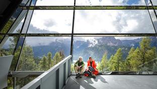 Reinhold Messner e una donna sono seduti nella Casa Reinhold Messner