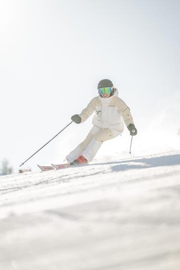 Uno sciatore scende lungo una pista innevata
