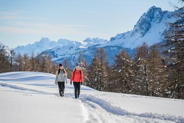 Due donne camminano nella neve