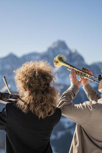 Un uomo suona la tromba mentre una donna accanto a lui suona il violino