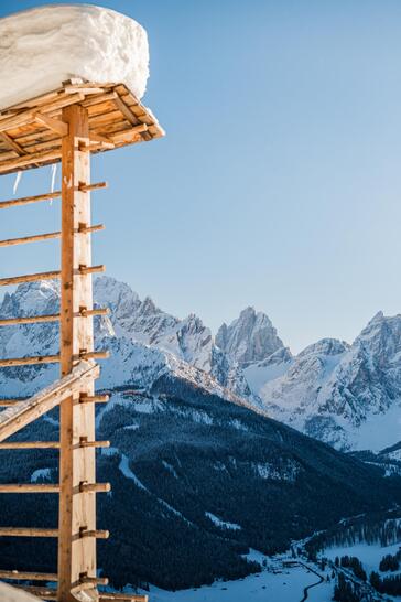 Paesaggio montano innevato