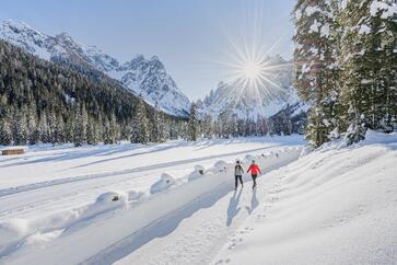 Due donne camminano nella neve