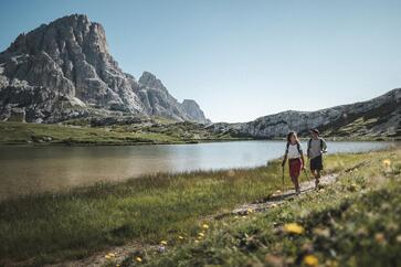 A man and a woman are hiking along the lake Oberen Bödensee