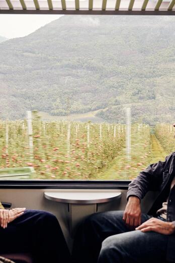 Un uomo e una donna sono seduti sul treno