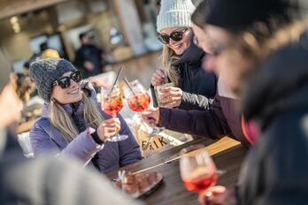 Un gruppo di persone beve un Aperol Spritz