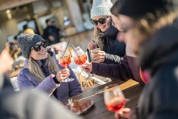 Un gruppo di persone beve un Aperol Spritz