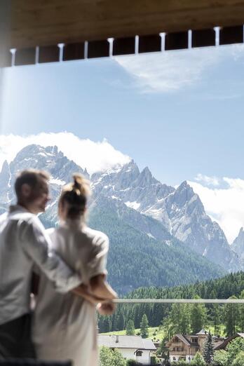 Un uomo e una donna guardano un paesaggio montano