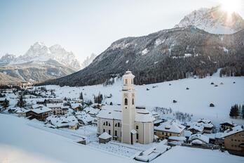 Paesaggio montano innevato