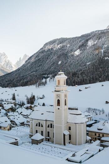 Paesaggio montano innevato