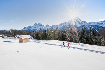 Due donne camminano nella neve