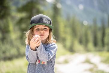 Un bambino sorride alla fotocamera